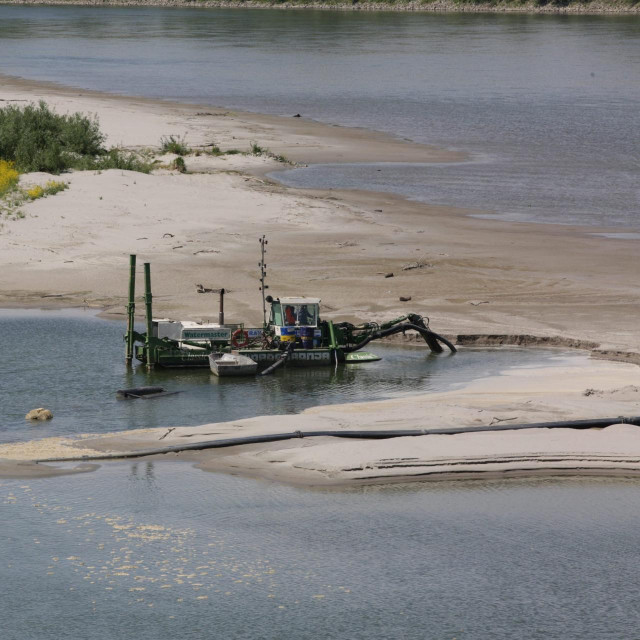 Vađenje pijeska iz rijeke Drave
