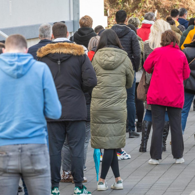 Dugačak red za testiranje ispred Higijenskog zavoda u Splitu

 
