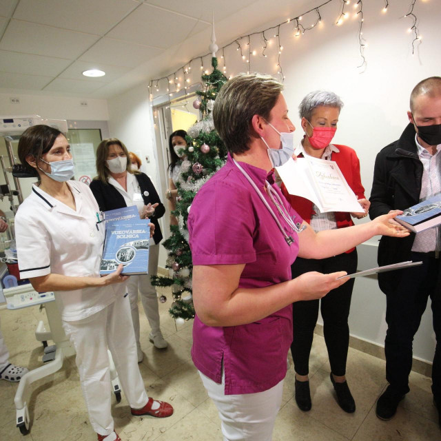 U ime Kluba roditelja nedonoščadi Palčici i navijača Dinama - BBB, Odjelu ginekologije i opstetricije Nacionalno memorijalne bolnice Vukovar uručena je donacija ukupne vrijednosti 167.771 kuna.
