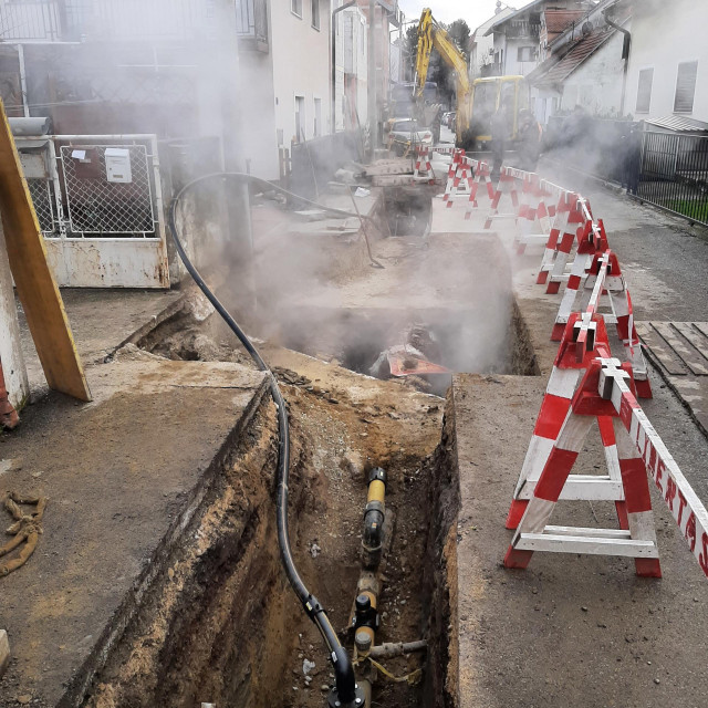 Puknuće magistralnog vrelovoda na Trešnjevci
