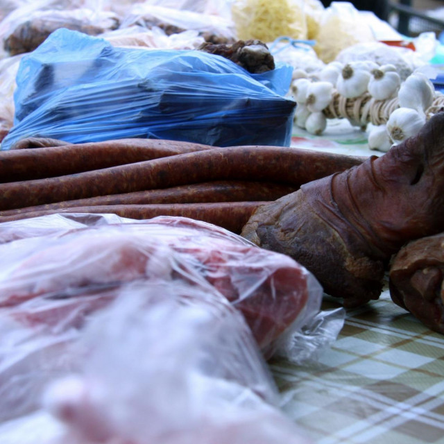 Prodaja domaćih kobasica na osječkoj tržnici, Ilustrativna fotografija

























 
