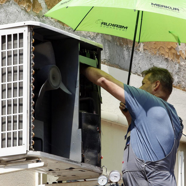 Ilustracija, majstor popravlja klima uređaj



 
