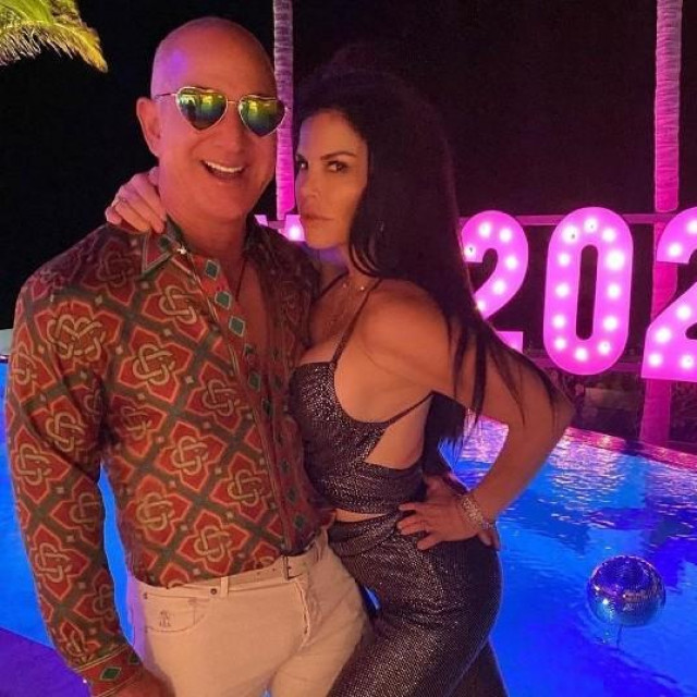 Jeff Bezos i Lauren Sanchez na dočeku 2022. godine
