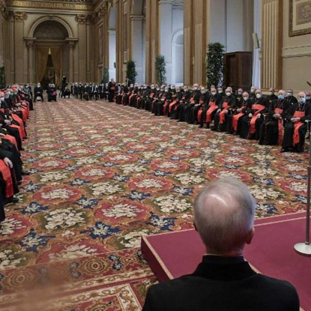 Papa Franjo drži govor pred članovima Kurije
