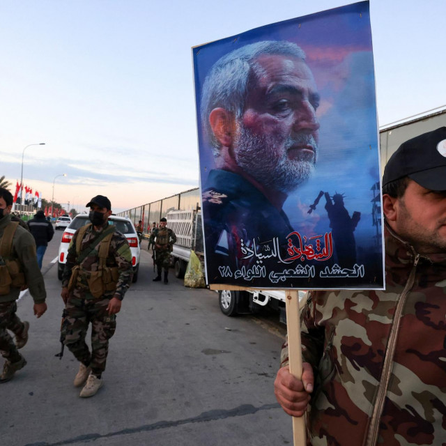 Iranski vojnici na mjestu gdje je ubijen general Soleimani
