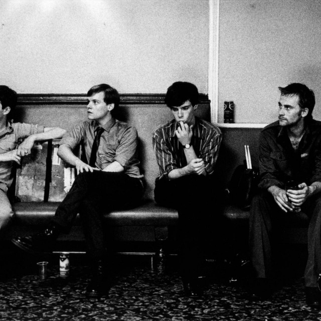 Factory Records je objavljivao Joy Division. Na slici je prizor iz filma ”Kontrol” iz 2007.  godine, o Ianu Curtisu kojeg je tumačio  Sam Riley
