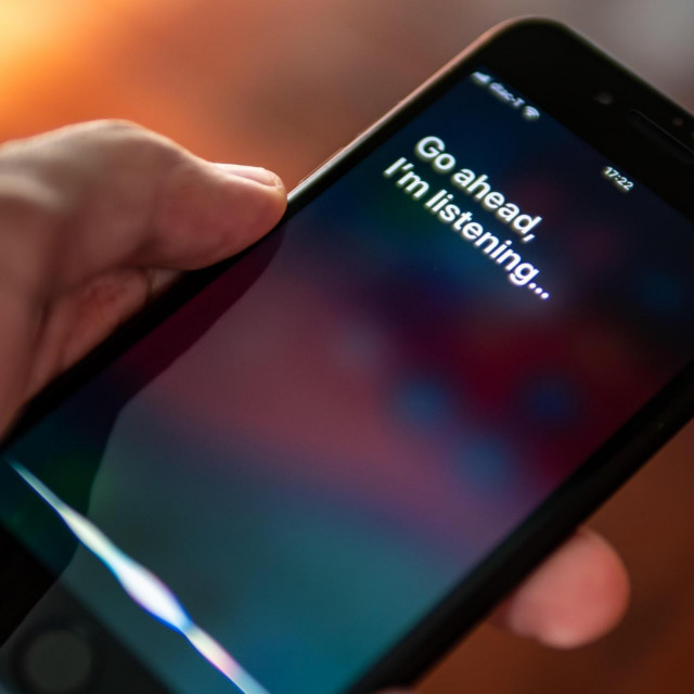 Siri, iPhone