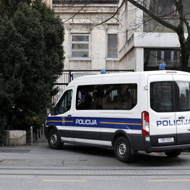 Policijsko vozilo pred zgradom Uskoka, arhivska fotografija

