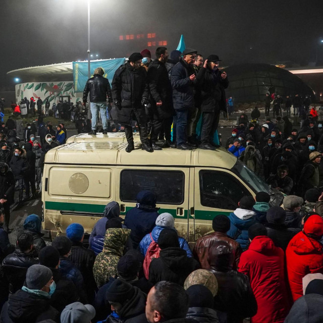 Kazahstan je u srijedu proglasio izvanredno stanje na čitavu teritoriju nakon prosvjeda potaknutih rastom cijene plina koji su izrasli u pobunu s poginulima i ranjenima
