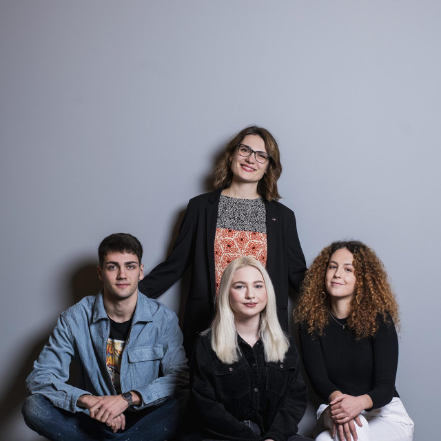 -JL Native-
Zagreb, 171221.
AZ fondovi, profesorica Marija Slijepcevic i nagradjeni studenti VERN-a, Laura Vrbanic, Petar Barec, Matea Marasovic.