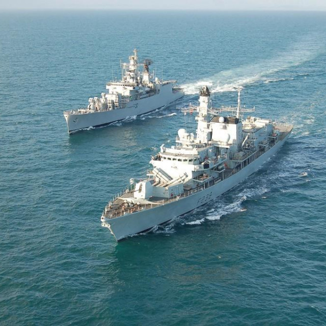 HMS Northumberland (desno) snimljen tijekom vojne vježbe

