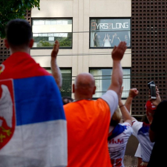 Okupljanje pred hotelom u kojem se nalazi Đoković