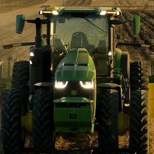 John Deere 8R
