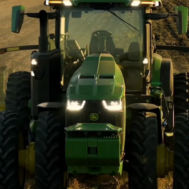 John Deere 8R
