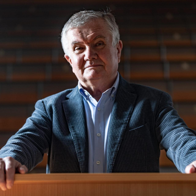 Rijeka, 121120.
Medicinski fakultet u Rijeci.
Profesor na fakultetu, Stipan Jonjic.