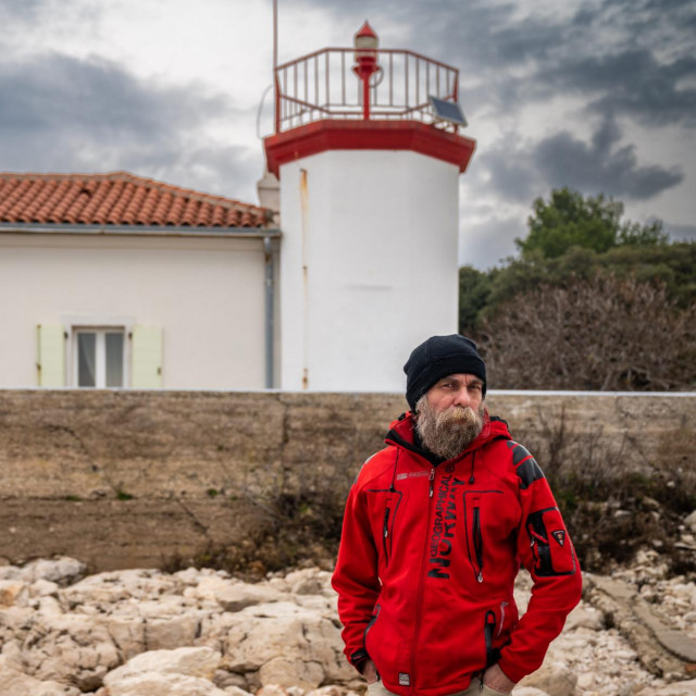 Vedran Trgovčić obavio je 1200 intervjua, skupio 300 tisuća fotografija i dokumenata starih više od stotinu godina. ”Većinom su to pisma svjetioničara. Ta su pisma nevjerojatna. Pisali su ili jedni drugima ili svojoj upravi u Trstu. Ali nema tu laganja jer su se zakleli. Pisali su što im treba, što se događa, koji su njihovi interni problemi
