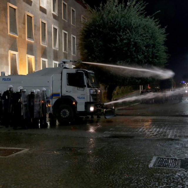 Ilustracija / Policija rastjeruje prosvjednike
