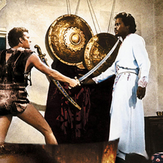 Film ”Dugi brodovi” oskarovca Jacka Cardiffa, bio je među prvim anglo-jugoslavenskim koprodukcijama, a velikim dijelom je snimljen u Limskom kanalu. Na fotografiji su Russ Tamblyn, Sidney Poitier i Beba Lončar, koja je tada imala tek 20 godina