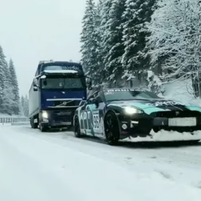 GT-R povlači Volvo kamion
