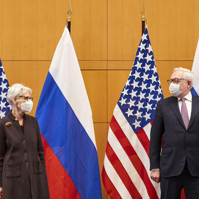 US Deputy Secretary of State Wendy Sherman (L) and Russian deputy Foreign Minister Sergei Ryabkov (R)  in Geneva, on January 10, 2022.
