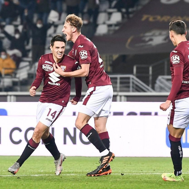 Josip Brekalo u slavlju sa suigračima
