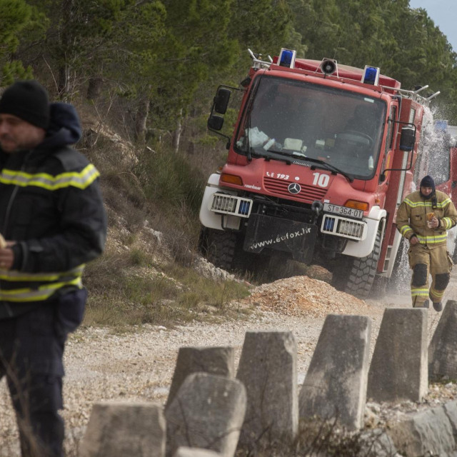 Na požaristu, čije gašenje otežavaju jaki naleti bure, nalazi se oko 120 vatrogasaca DVD Omiš, DVD Makarska, JVP Split i DVD-a Split
