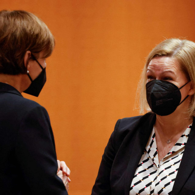 Nancy Faeser (desno)
