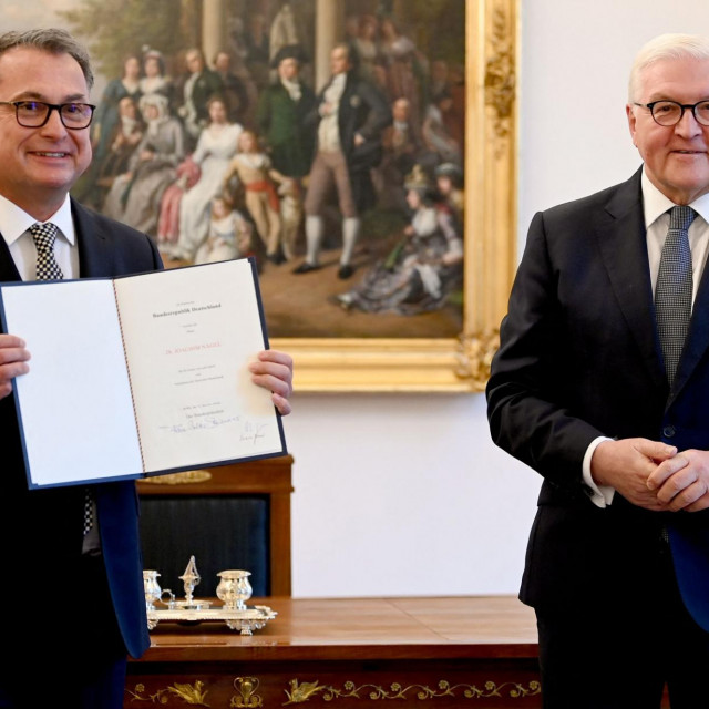 Njemački predsjednik Frank-Walter Steinmeier (desno) predaje akreditiv novom predsjedniku Bundesbanka, Joachimu Nagelu
