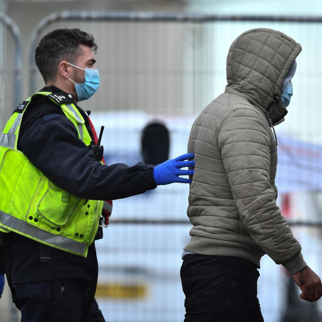 Migrant i carinski službenik/Ilustracija
