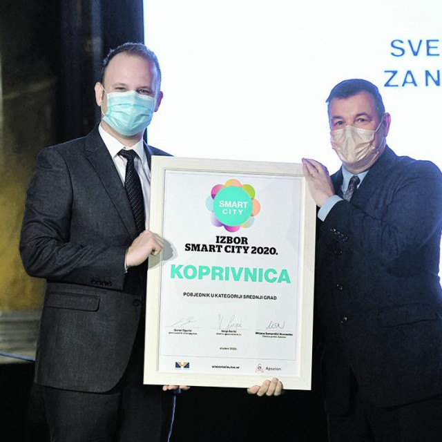 Lani je Vjeran Stilinović uručio nagradu za najbolji Smart City u kategoriji srednjeg grada gradonačelniku Koprivnice Mišelu Jakšiću
