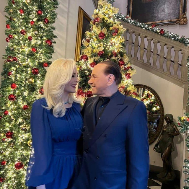 Silvio Berlusconi s djevojkom
