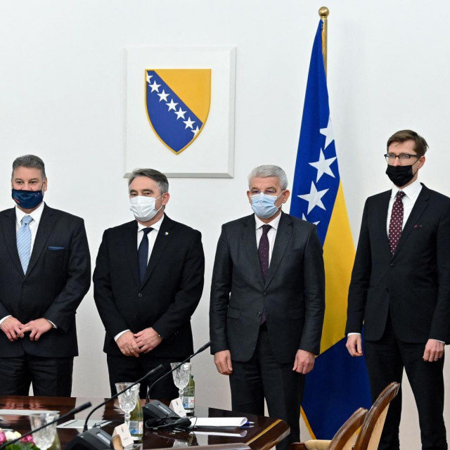S lijeva na desno: Eric Nelson, Daniel Escobar,Željko Komšić, Šefik Džaferović, Marko Makovec, Milorad Dodik i Johann Sattler
