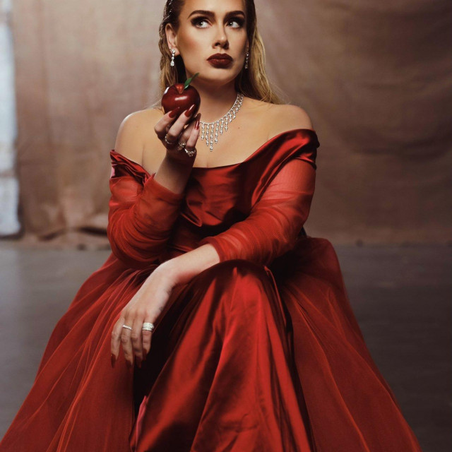 Adele u crvenom
