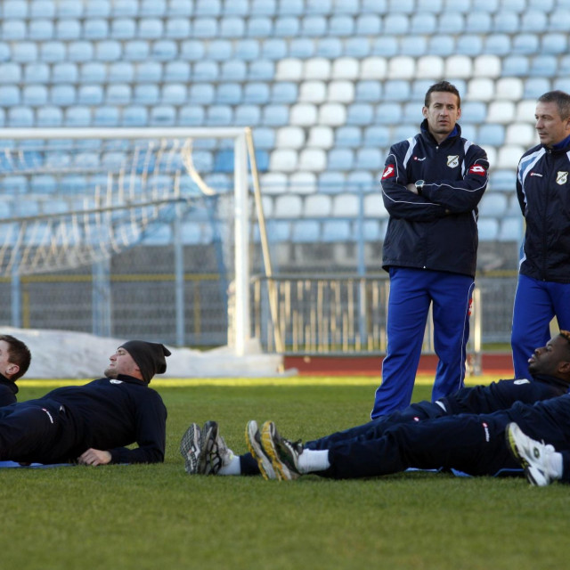 Dragan Tadić (stoji lijevo) dok je bio pomoćni, a Elvis Scoria glavni trenr Rijeke
