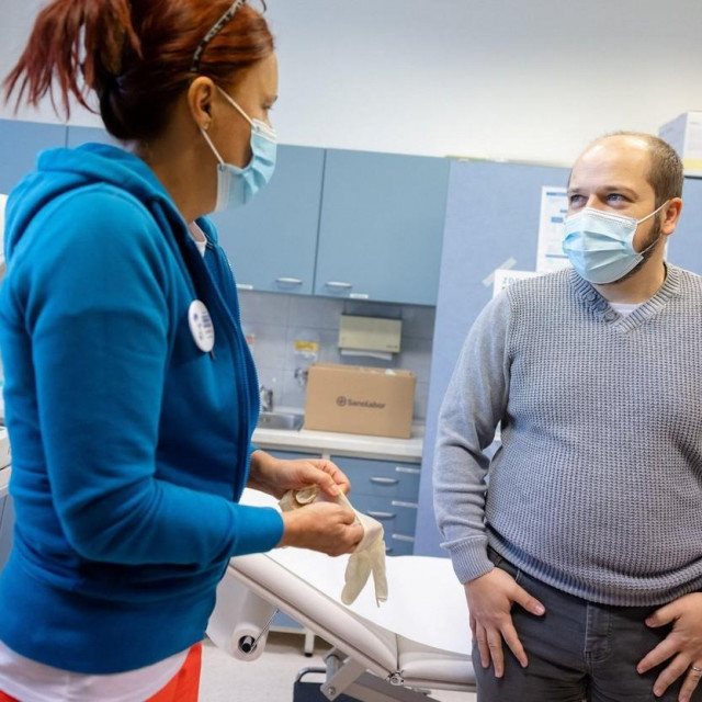 Janez Poklukar, slovenski ministar zdravstva, nakon cijepljenja
