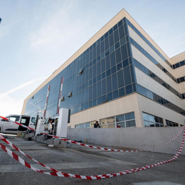 Parkiralište ispred zgrade poliklinike
