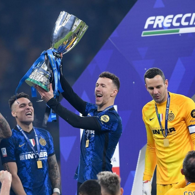 Ivan Perišić s trofejem za Superkup Italije