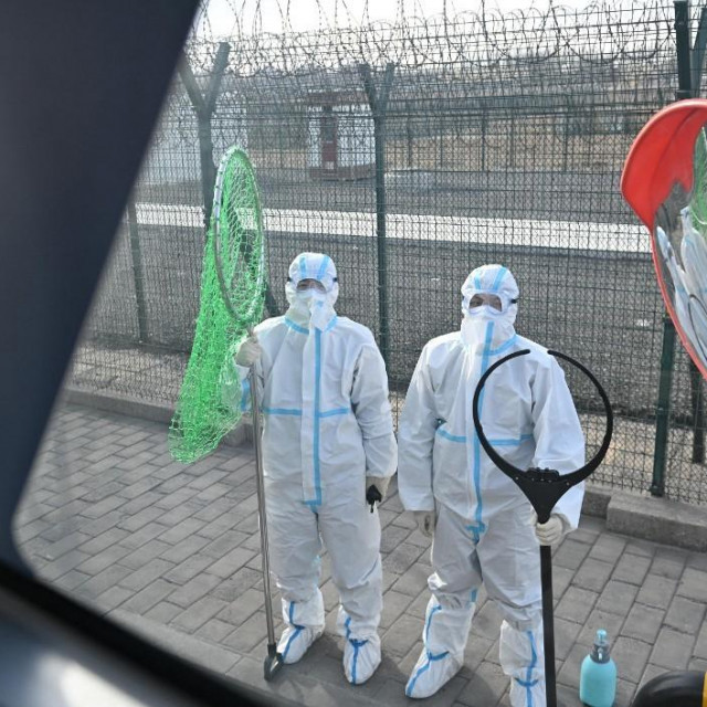 Osoblje zračne luke u Pekingu koje će dočekivati sportaše
