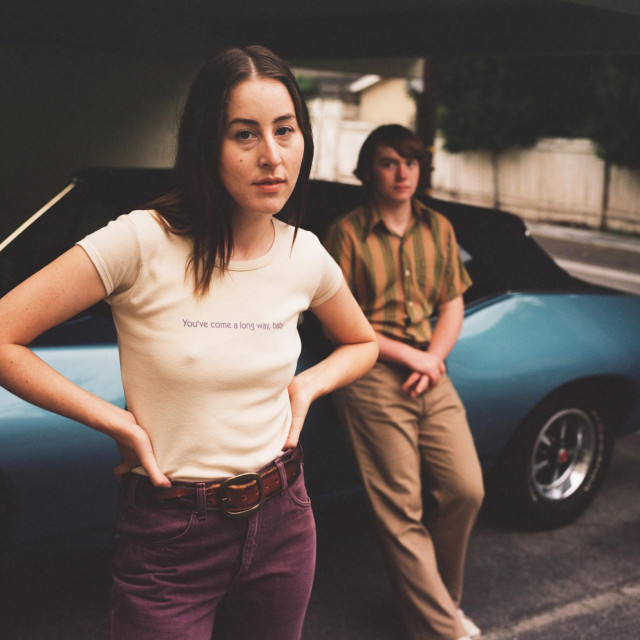Alana Haim i Cooper Hoffman u filmu ”Licorice pizza”
