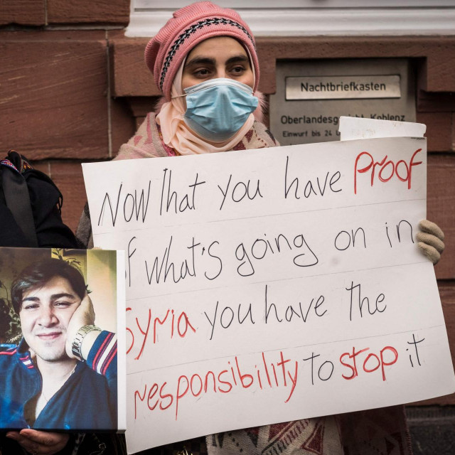 Prosvjedi ispred sudnice u kojoj se održava suđenje Anvaru Raslanu
