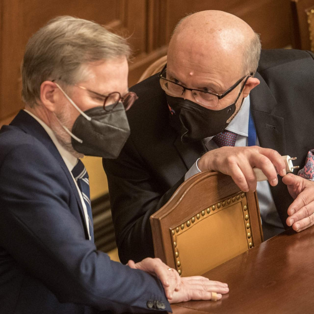 Češki ministar zdravstva Vlastimil Valek (desno) u razgovoru s premijerom Petrom Fialom (lijevo)
