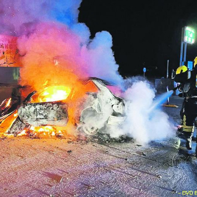 Sedam vatrogasaca iz DVD-a Blaževdol ugasilo je požar na automobilu
