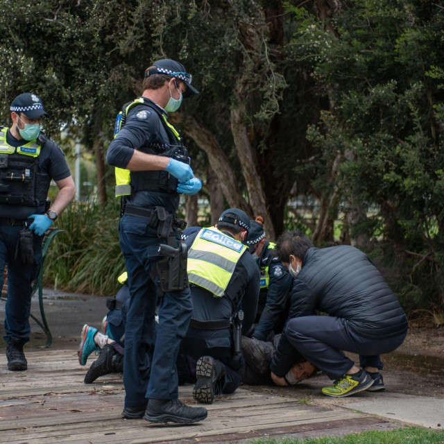 Policija uhitila ženu koja im nije htjela pokazati dokumente u vrijeme lockdowna
