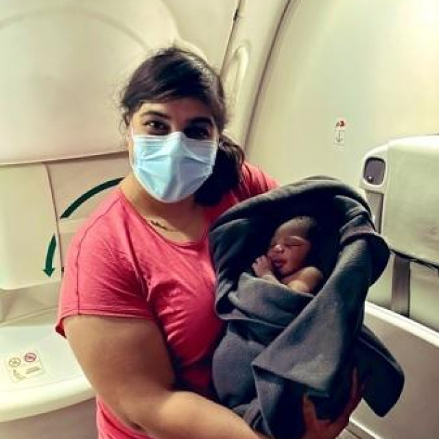 Aisha Khatib i dijete koje porodila
