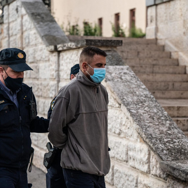 Privođenje osumnjičenog za ubojstvo roditelja u Puli
