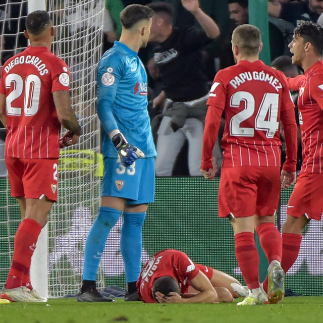 Utakmica je prekinuta nakon što je Joan Jordan pogođen štapom u glavu
