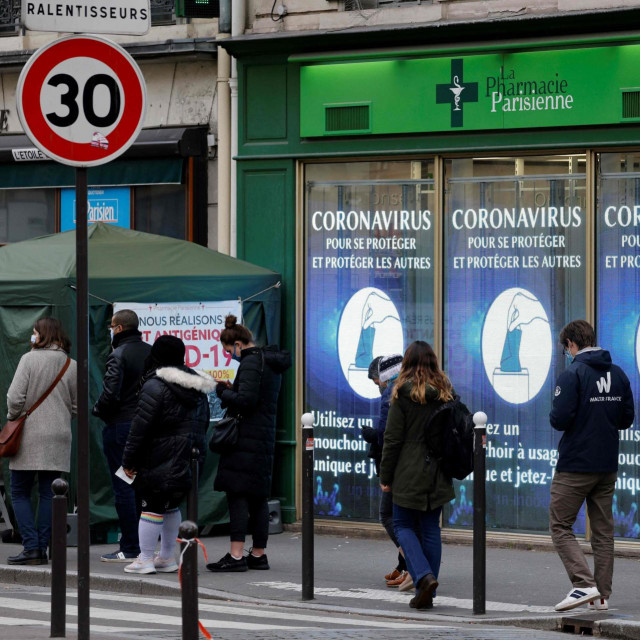 Građani u Parizu čekaju u redu za testiranje
