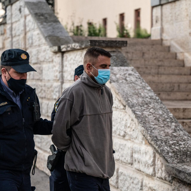 Privođenje Vedrana Bašića za kojeg se sumnja da je ubio svoje roditelje 
