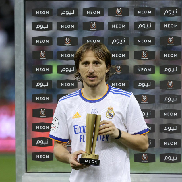 Luka Modrić primio je nagradu za najboljeg igrača finala Superkupa Španjolske
