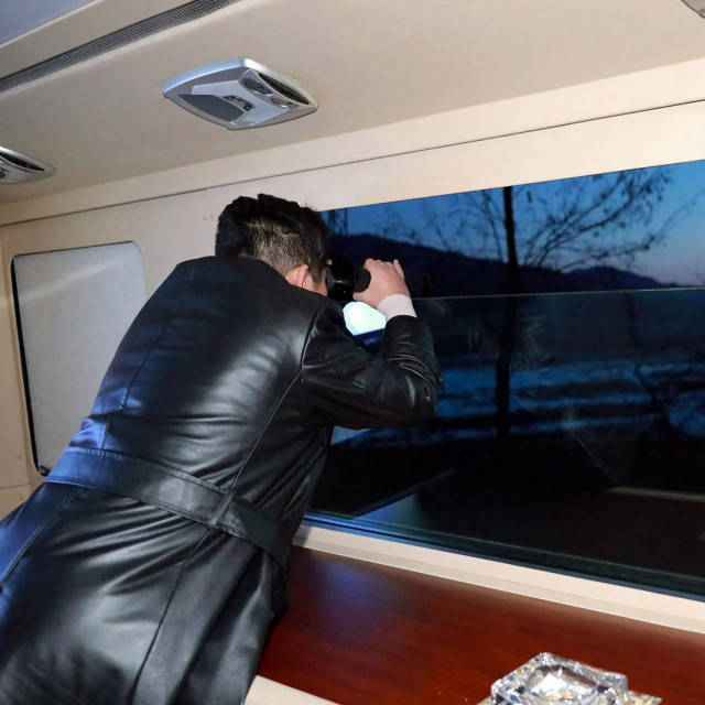 Kim Jong Un promatra lansiranu raketu, 11. siječnja 2022.
